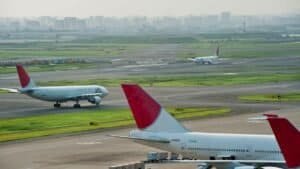 Por Que Aeroportos Têm Pistas Cruzadas? Entenda Ventos, Segurança e a Complexidade das Operações Aeroportuárias