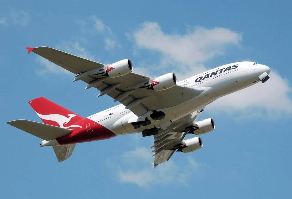 Airbus A380 da Qantas decolando do aeroporto de Heathrow, frota que sera aposentada a partir de 2028