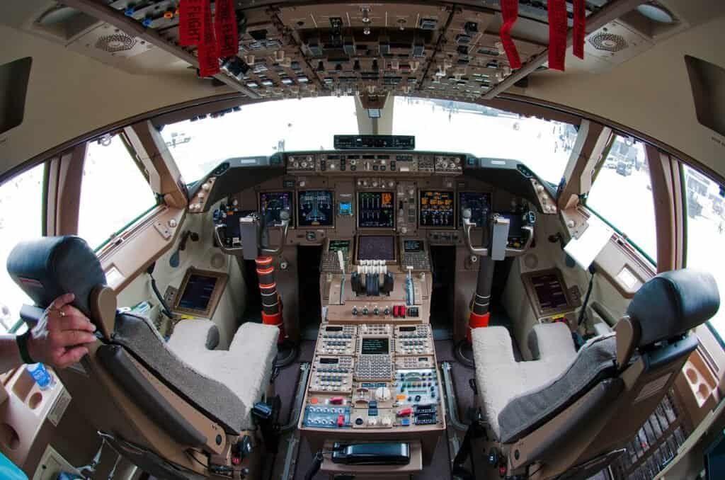 Painel de instrumentos e controles do piloto automático na cabine de comando de um Boeing 747-8I
