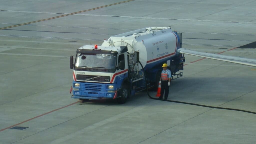 Caminhão-tanque de combustível de aviação (QAV) abastecendo aeronave, item central no custo operacional das companhias aéreas