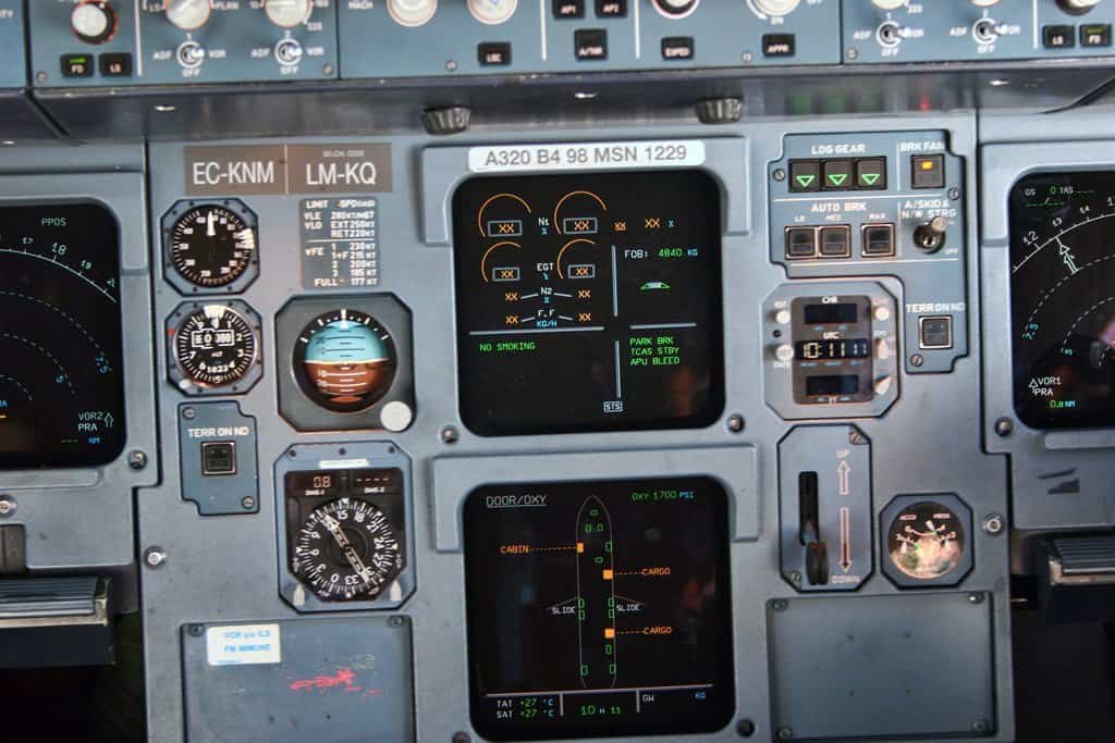 Cabine de comando de um Airbus A320, mostrando os sidesticks do sistema fly-by-wire