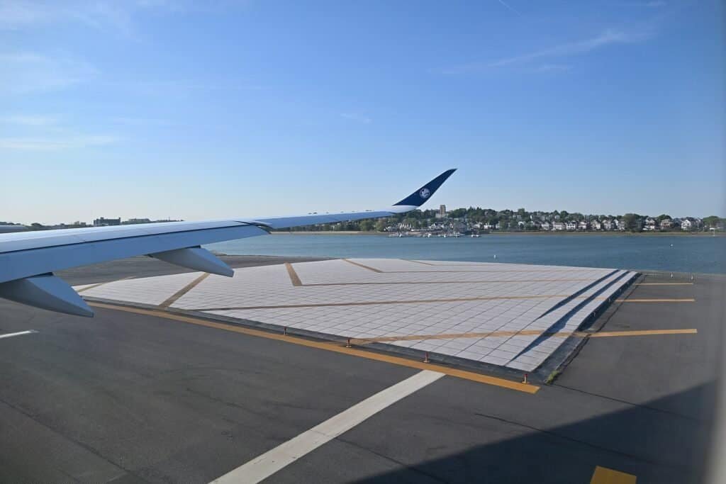 Leito de blocos de concreto celular do sistema EMAS na cabeceira de uma pista de aeroporto