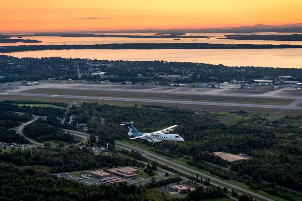Heart Aerospace X1, o maior avião totalmente elétrico já voado, sobrevoando o aeroporto de Plattsburgh e o Lago Champlain