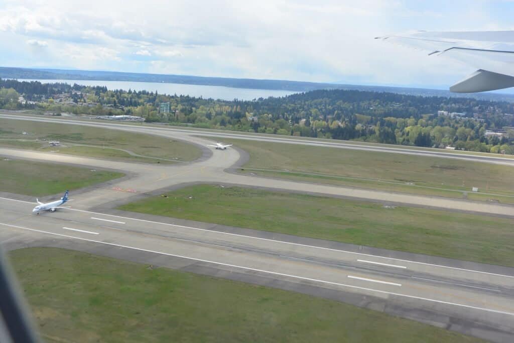 Pistas e taxiways de um aeroporto vistos do ar