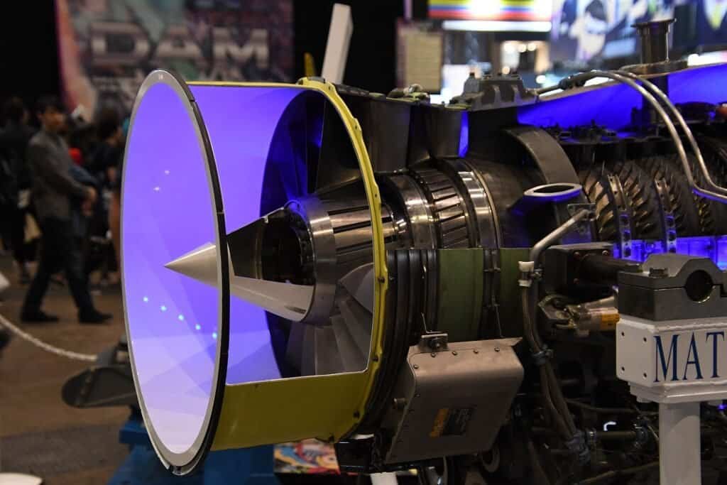 Motor turbofan Ishikawajima-Harima F3-IHI-30B em modelo de corte, exibido em feira no Japão