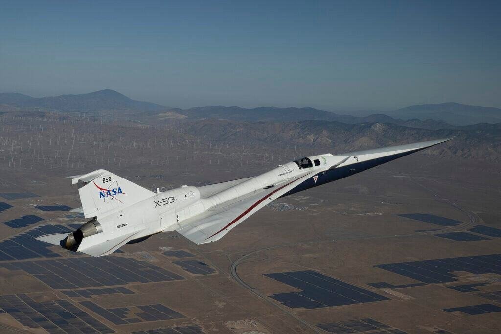 NASA X-59, aeronave experimental supersônica desenvolvida para reduzir o estrondo sônico, durante voo de teste na Califórnia