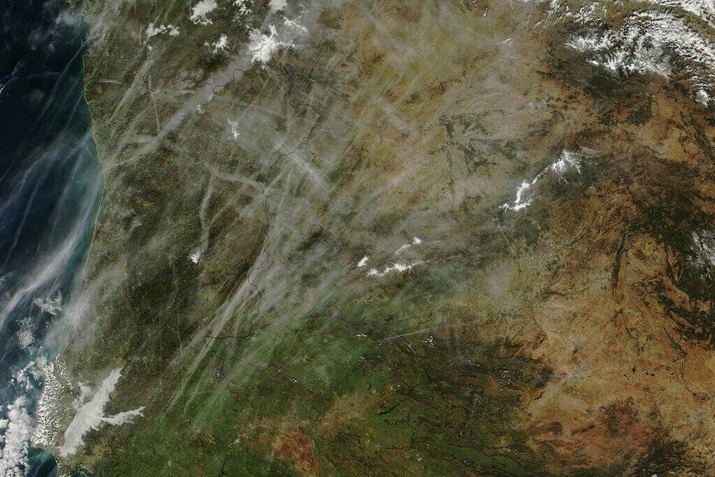Rastros de condensação (contrails) de aviões cruzando o céu, imagem de satélite