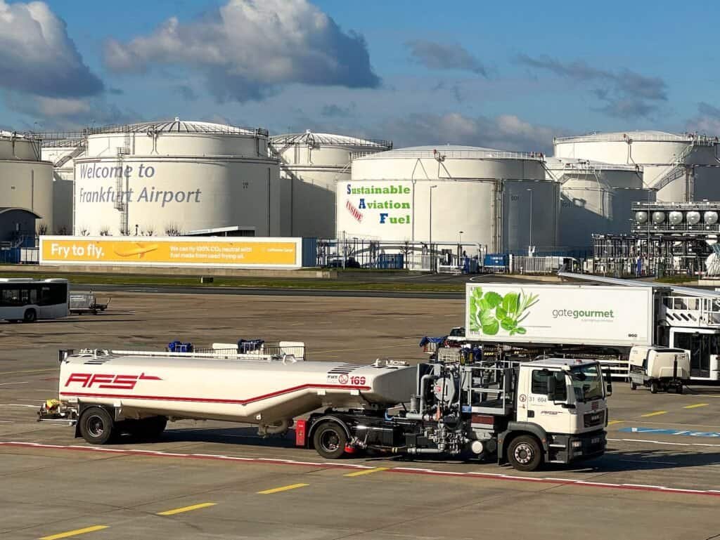 Painel publicitário sobre combustível sustentável de aviação no aeroporto de Frankfurt