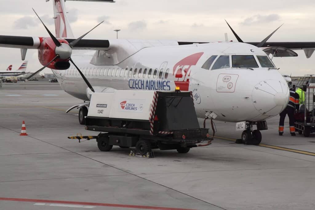 Aeronave conectada a uma unidade de energia externa (GPU) em solo