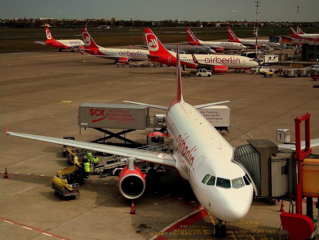 Airbus A320 e Boeing 737 lado a lado no Aeroporto de Tegel, Berlim
