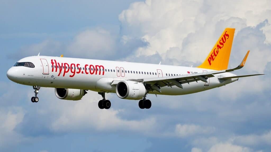 Airbus A321neo da Pegasus Airlines pousado em pátio de aeroporto