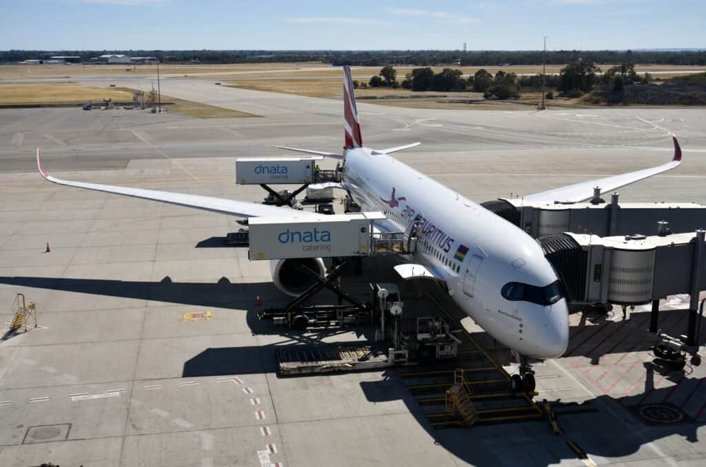Airbus A350 estacionado em pátio de aeroporto