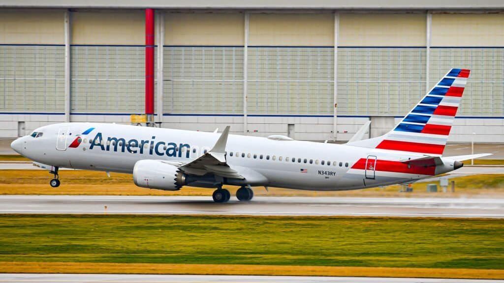 Boeing 737 MAX 8 da American Airlines em solo no aeroporto de Indianápolis