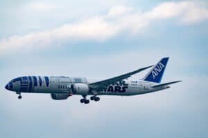 O Botão no Lugar Errado: Por Que um Boeing 787 da ANA Arranhou o Rabo ao Pousar na Neblina