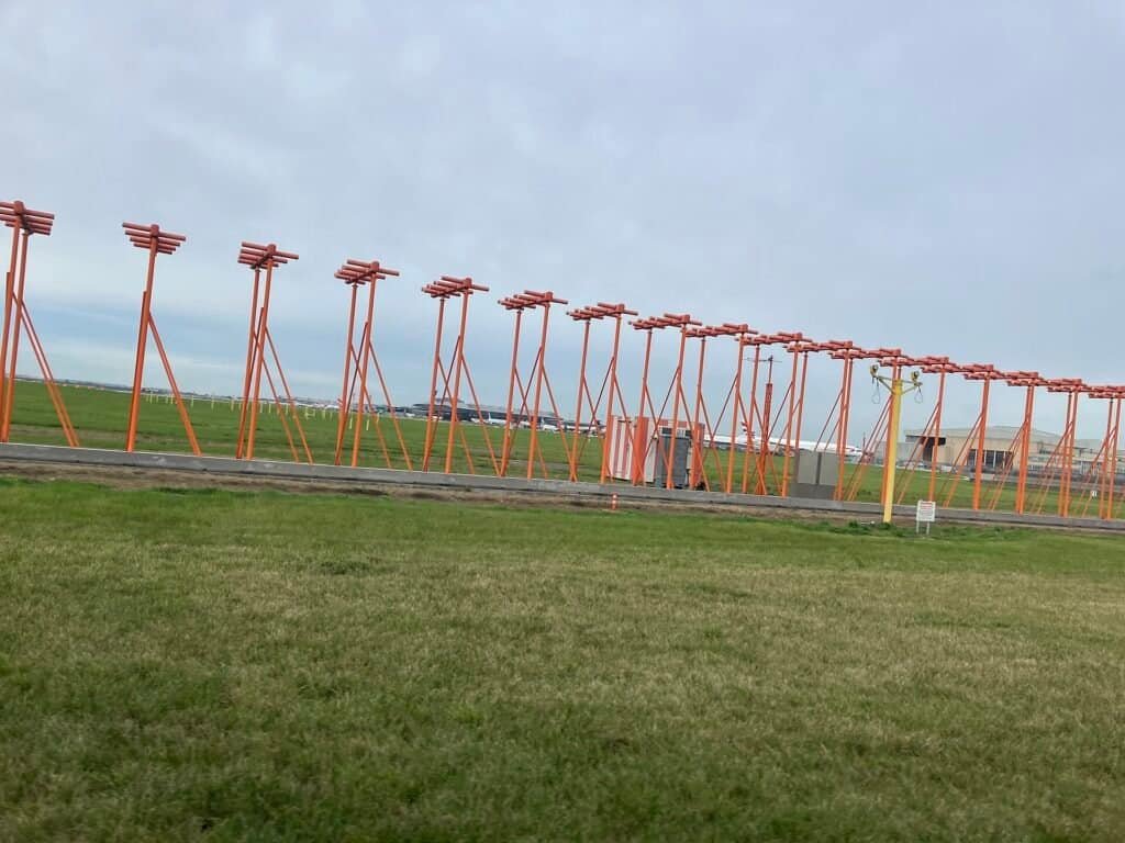 Antena localizer do ILS instalada no fim de uma pista do aeroporto de Heathrow, Londres