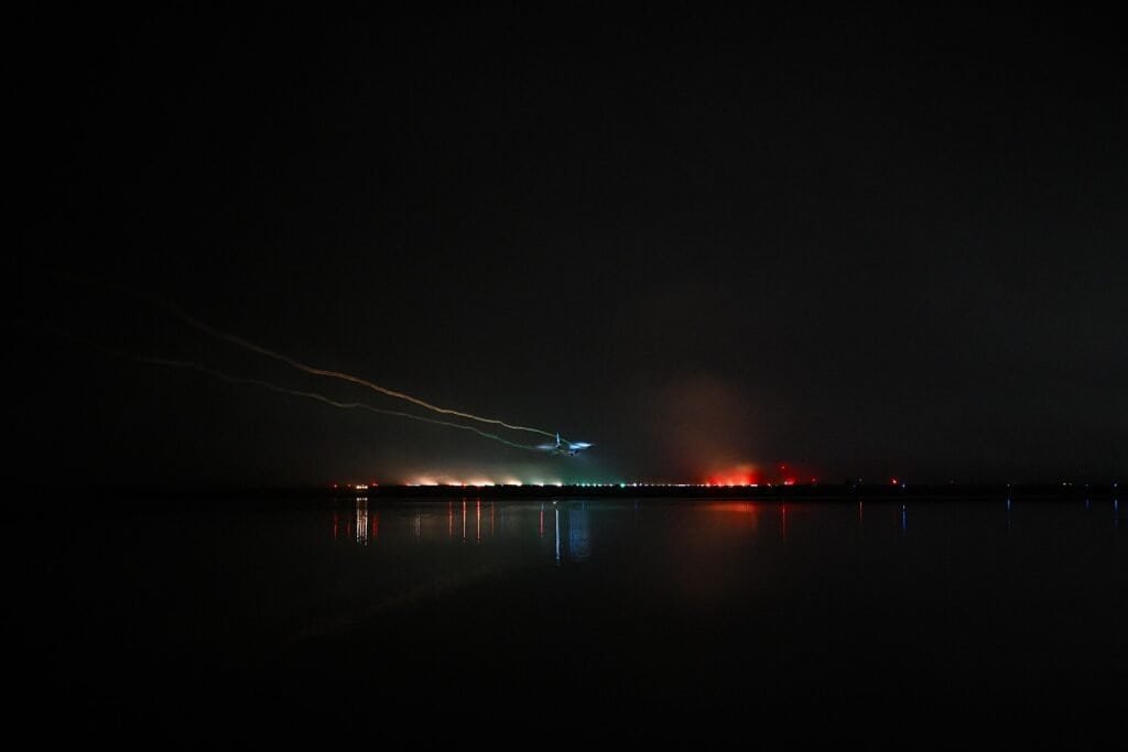 Airbus A321neo em aproximação final sob neblina para pouso em Boston