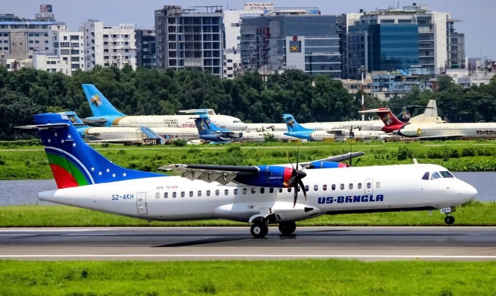 ATR 72-600 da US-Bangla Airlines em solo no aeroporto