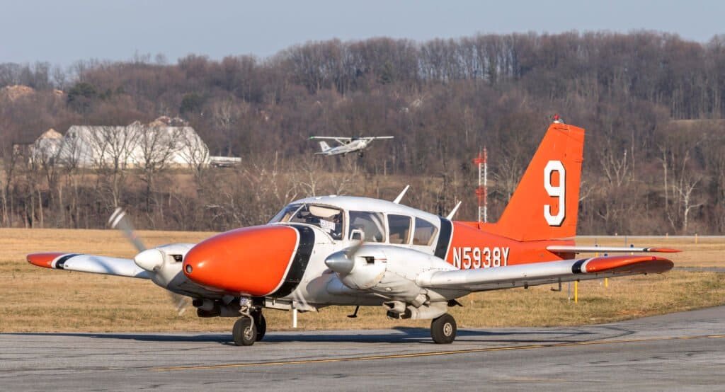 Aeronave leve bimotor de aviação geral, do tipo usado por pilotos voluntários em missões de apoio aéreo