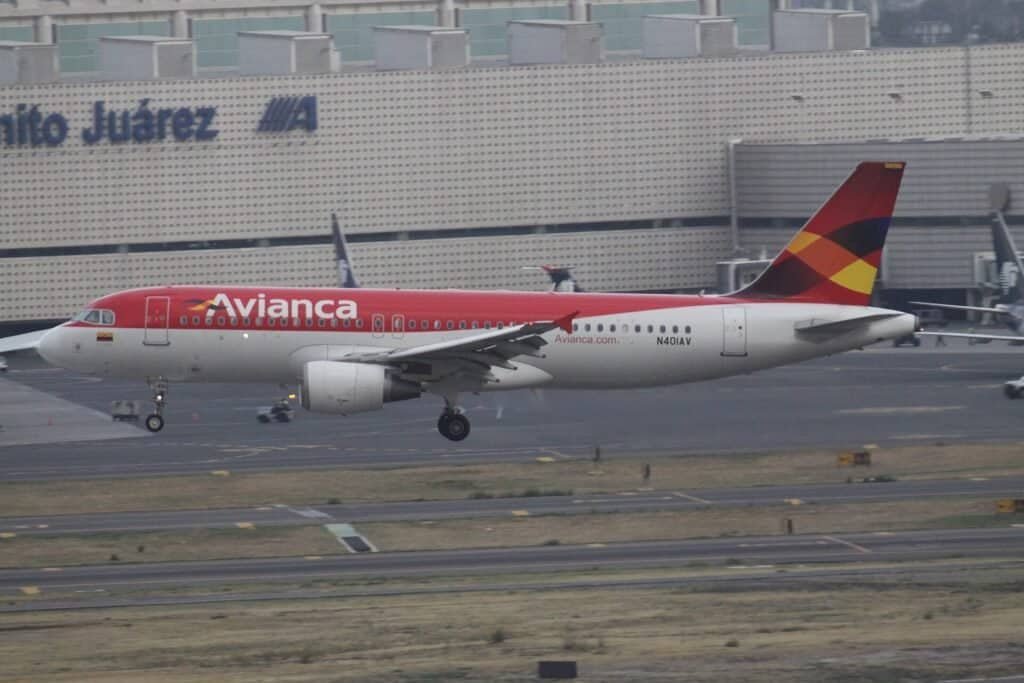 Airbus A320 da Avianca em solo, mesmo modelo do voo que arremeteu na Guatemala por fogos de artifício
