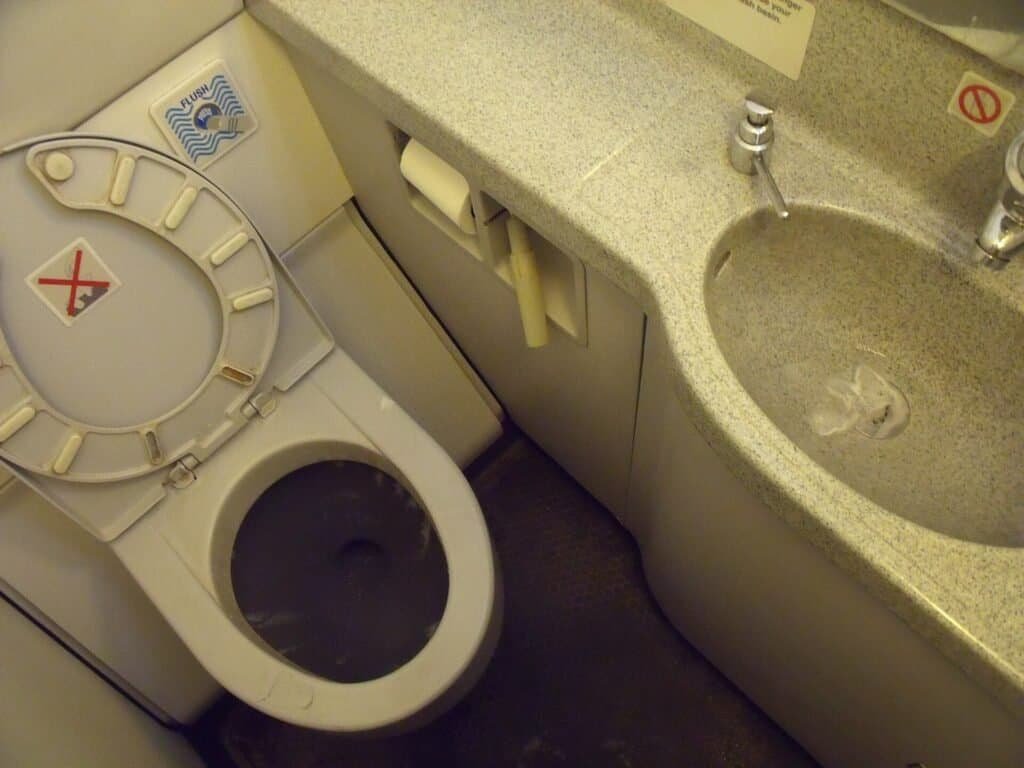Interior de um banheiro (lavatory) de avião comercial