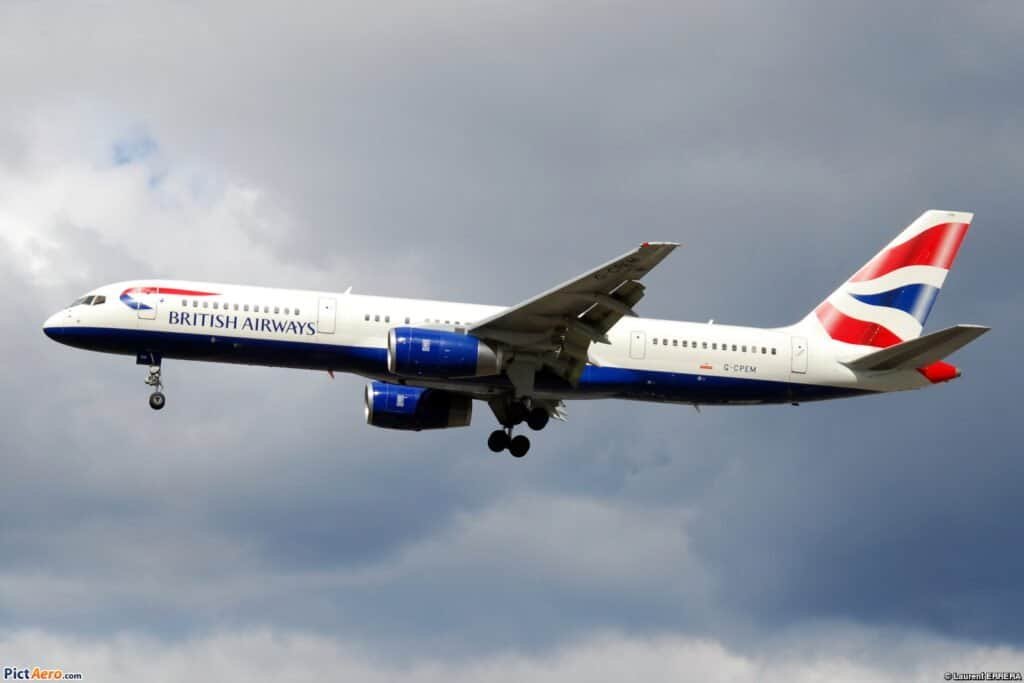 Boeing 757-200 convertido em avião cargueiro, com fuselagem sem janelas de passageiros