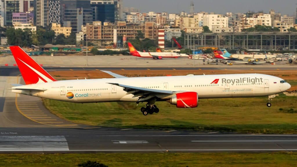 Boeing 777-300ER em voo, modelo bimotor amplamente usado em rotas ETOPS de longa distância