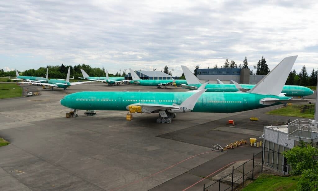 Aeronave Boeing 777X estocada aguardando certificação