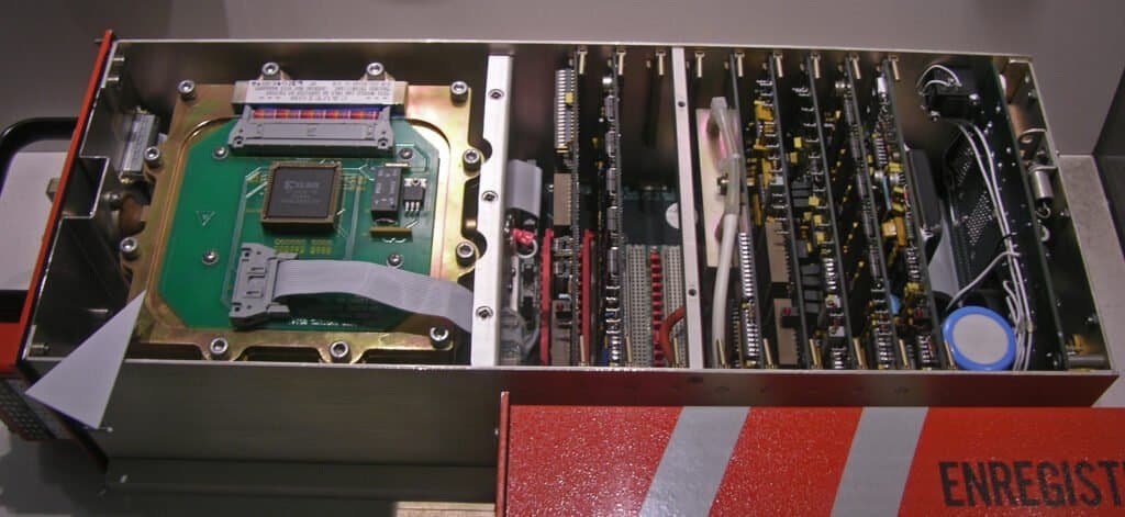 Gravador de dados de voo (FDR) moderno aberto, mostrando os componentes internos