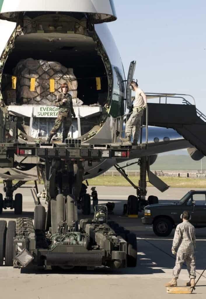 Paletes de carga sendo carregados em um Boeing 747 cargueiro através do nariz articulado