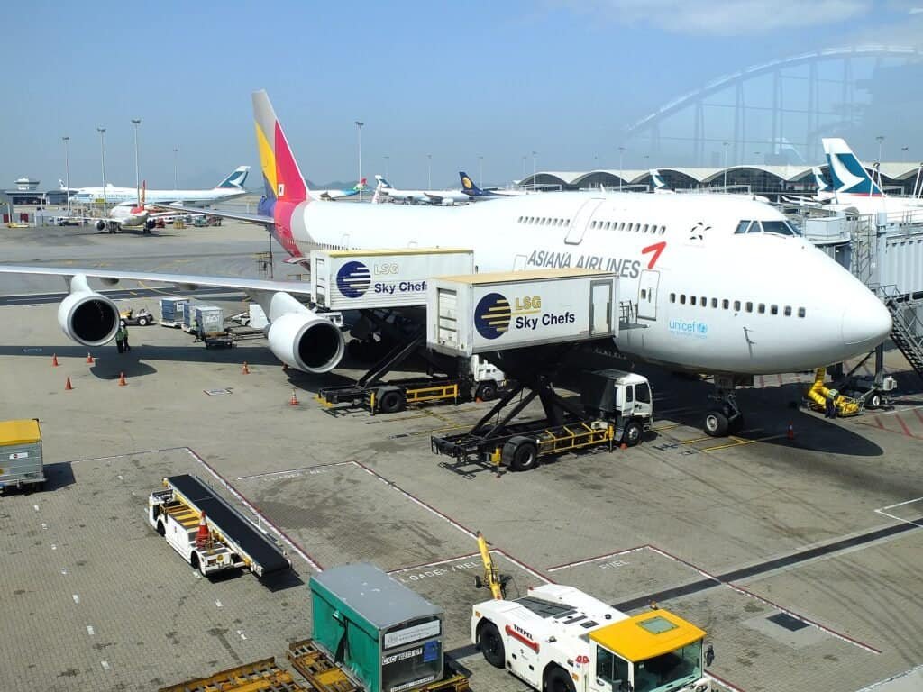 Caminhão elevatório de catering aéreo entregando refeições a um avião comercial