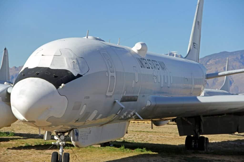 Fileiras de aeronaves armazenadas no deserto no cemitério de aviões AMARG em Tucson, Arizona