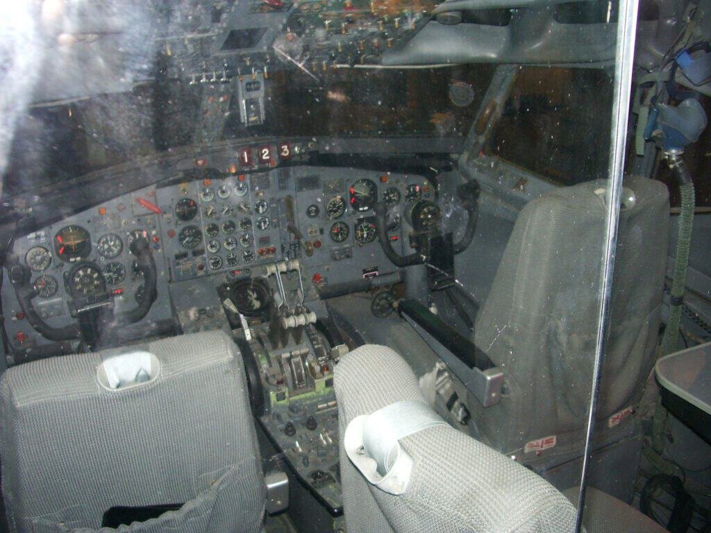 Cockpit de um Boeing 727 mostrando painéis e instrumentos usados no checklist de cabine
