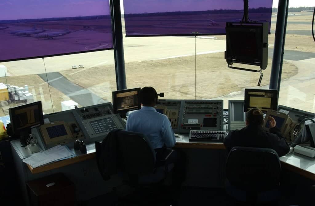 Controladores de tráfego aéreo trabalhando em uma torre de controle