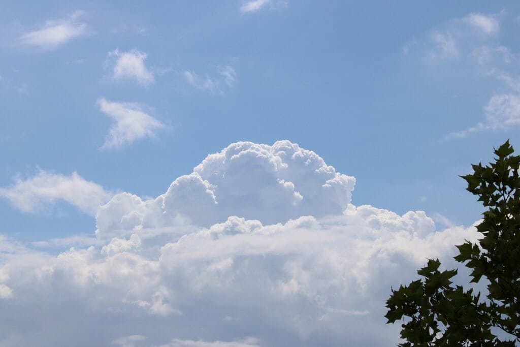 Nuvem cumulonimbus, tipo de tempestade associada a raios que podem atingir aeronaves