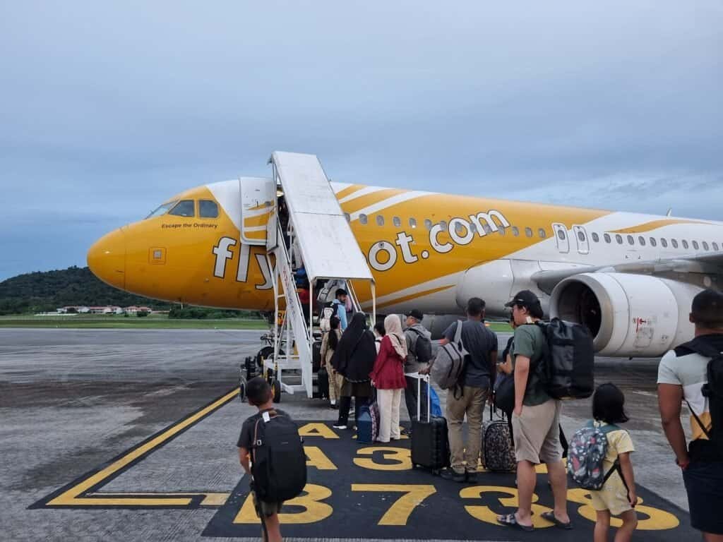 Passageiros embarcando em avião após atraso no horário programado