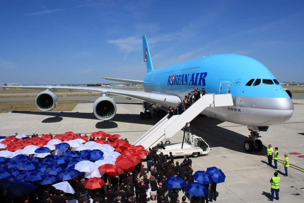 Avião comercial recém-pintado durante cerimônia de entrega em Toulouse