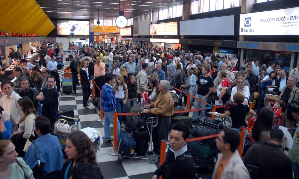 Passageiros em filas de check-in no Aeroporto de Congonhas, São Paulo