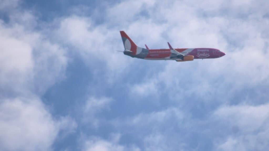 Avião da GOL Linhas Aéreas voando no céu de São Paulo