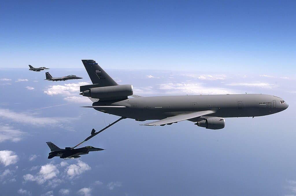 KC-10 Extender da Força Aérea dos Estados Unidos durante missão de reabastecimento em voo