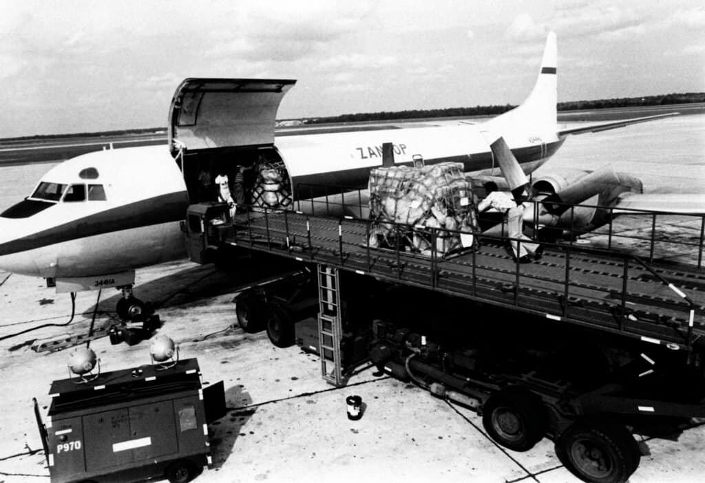 Lockheed L-188 Electra em pátio de base aérea