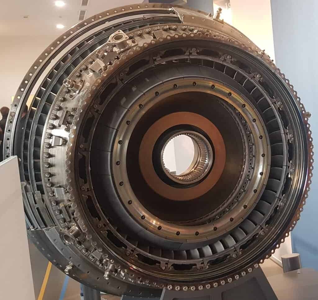 Motor turbofan de engrenagens PW1000G da Pratt & Whitney exposto em museu