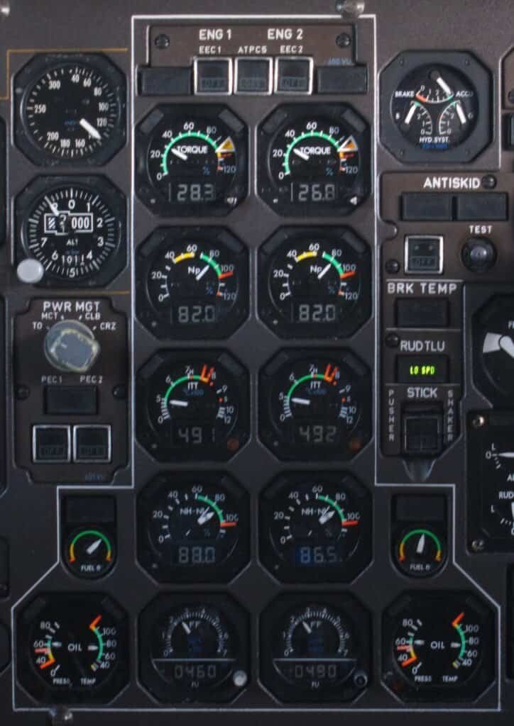 Painel de instrumentos de motor em cockpit de um ATR 72, mostrando mostradores analógicos e digitais
