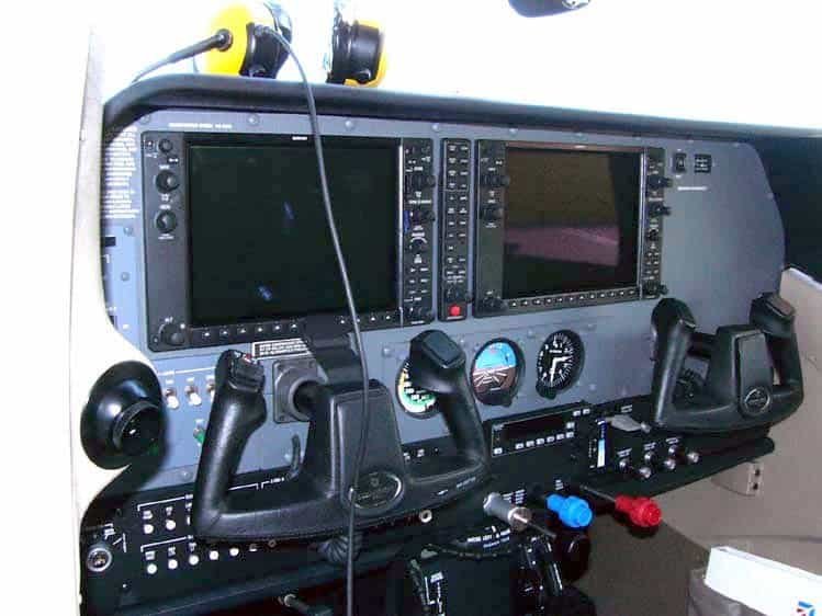Painel de instrumentos Garmin G1000 de um Cessna 206, usado para voo por instrumentos (IFR)