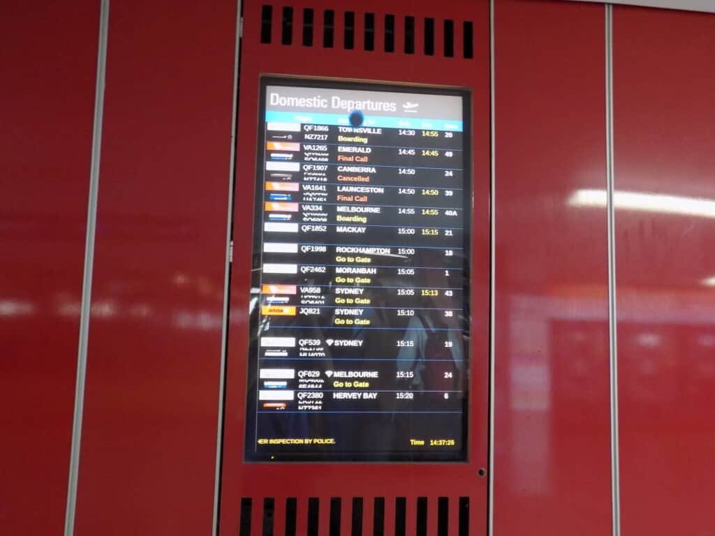 Painel eletrônico de informações de voos de partida em aeroporto