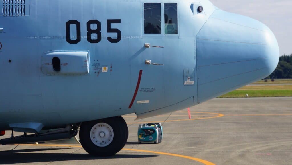 Radome no nariz de um avião, onde fica a antena do radar meteorológico