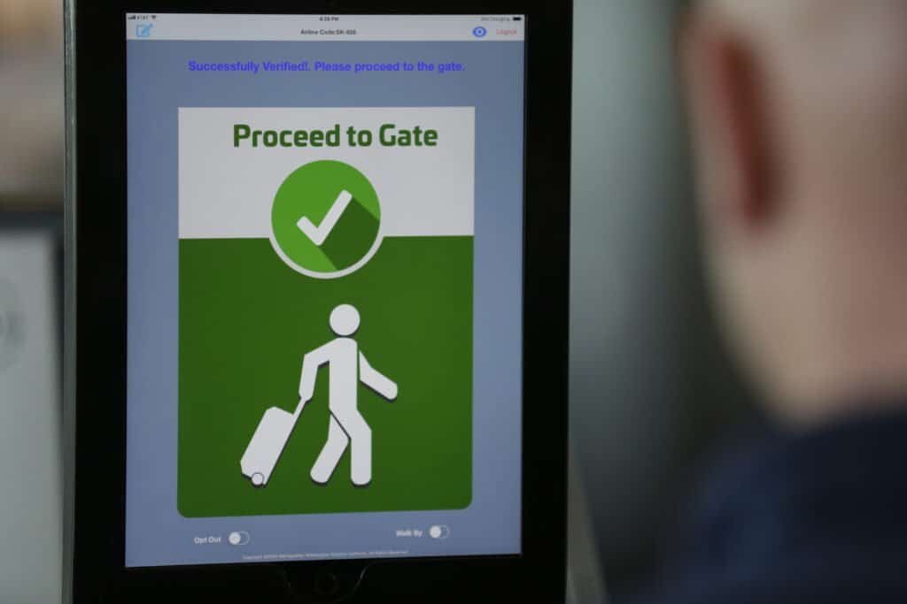 Totem de reconhecimento facial biométrico em aeroporto