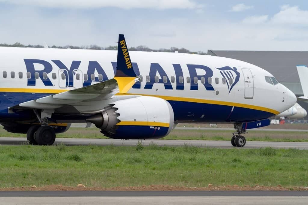 Boeing 737 MAX 8-200 da Ryanair em solo