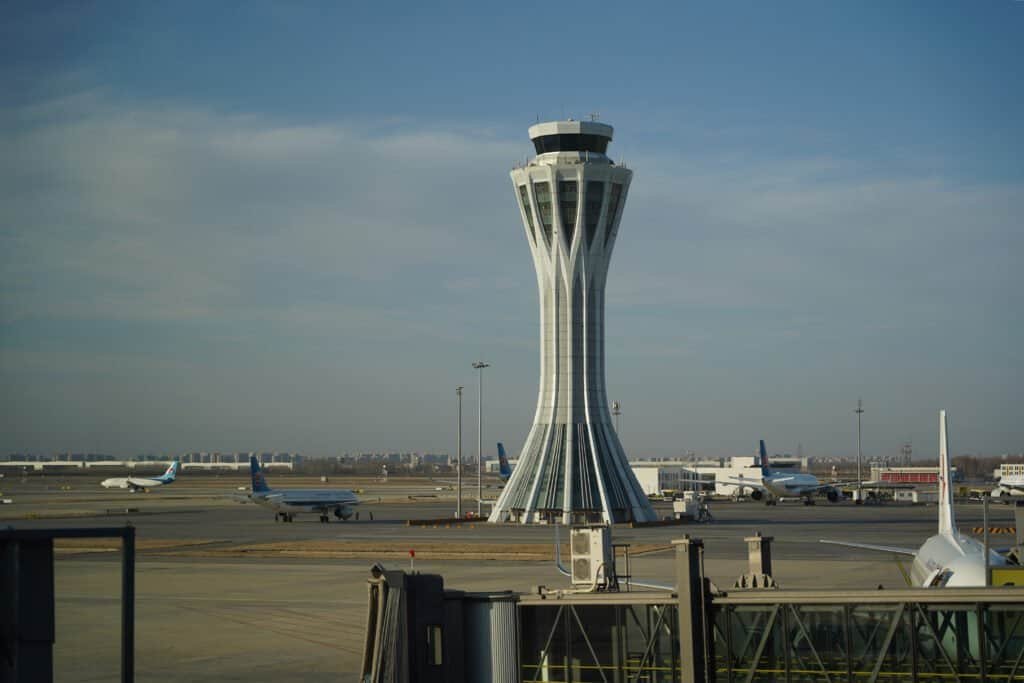 Controladores de tráfego aéreo em sala com telas de radar