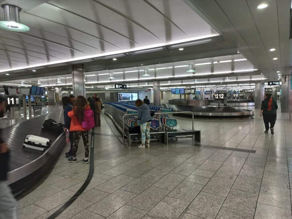 Esteiras de manuseio de bagagem em aeroporto