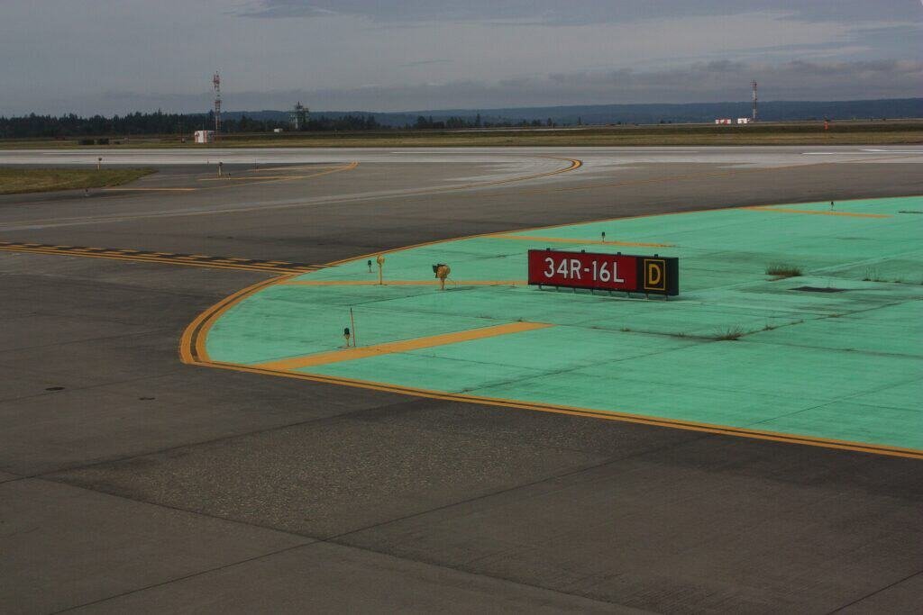 Via de taxiamento com marcações e sinalização de pista em aeroporto